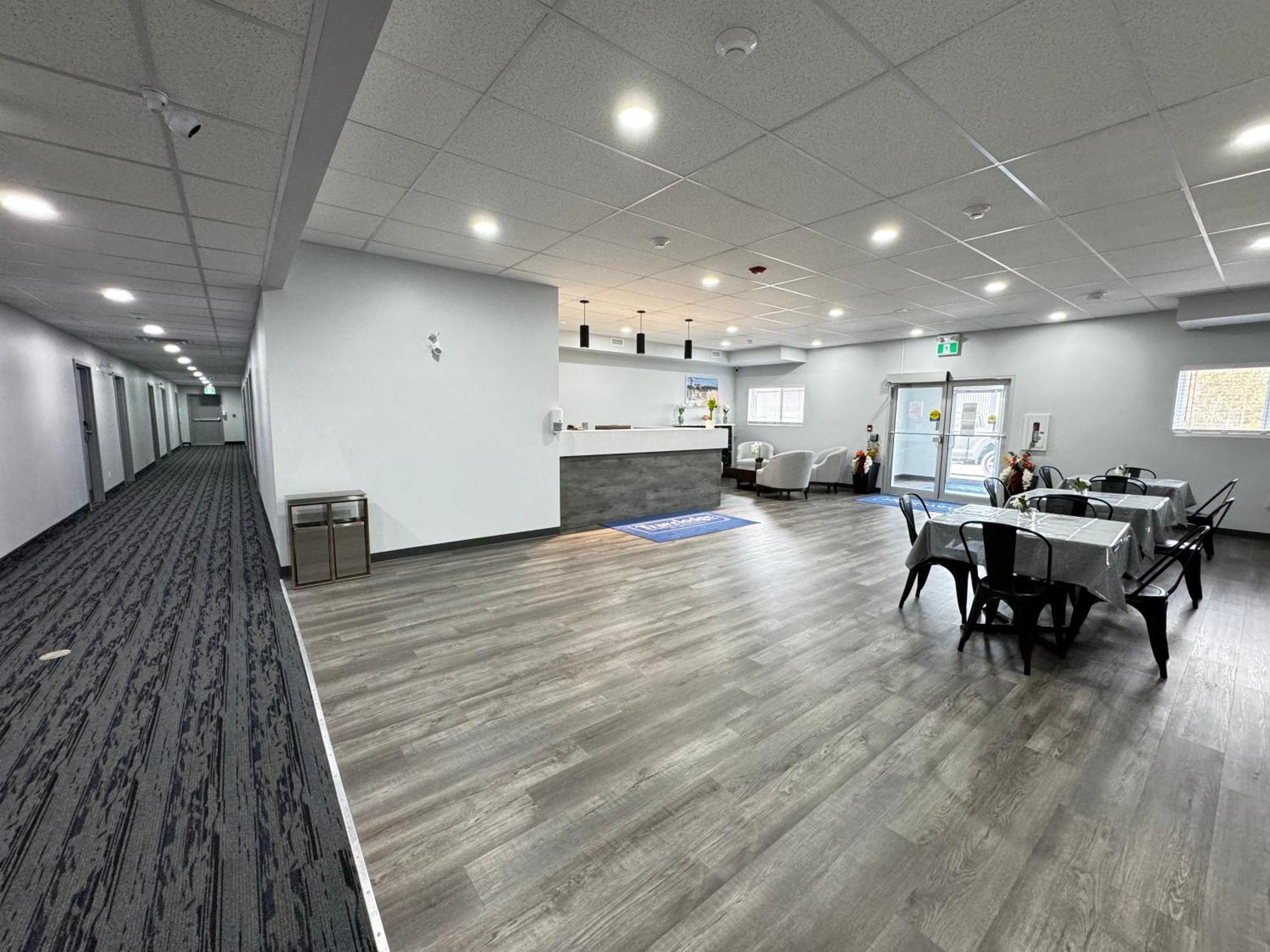 Travelodge By Wyndham Cochrane Bagian luar foto