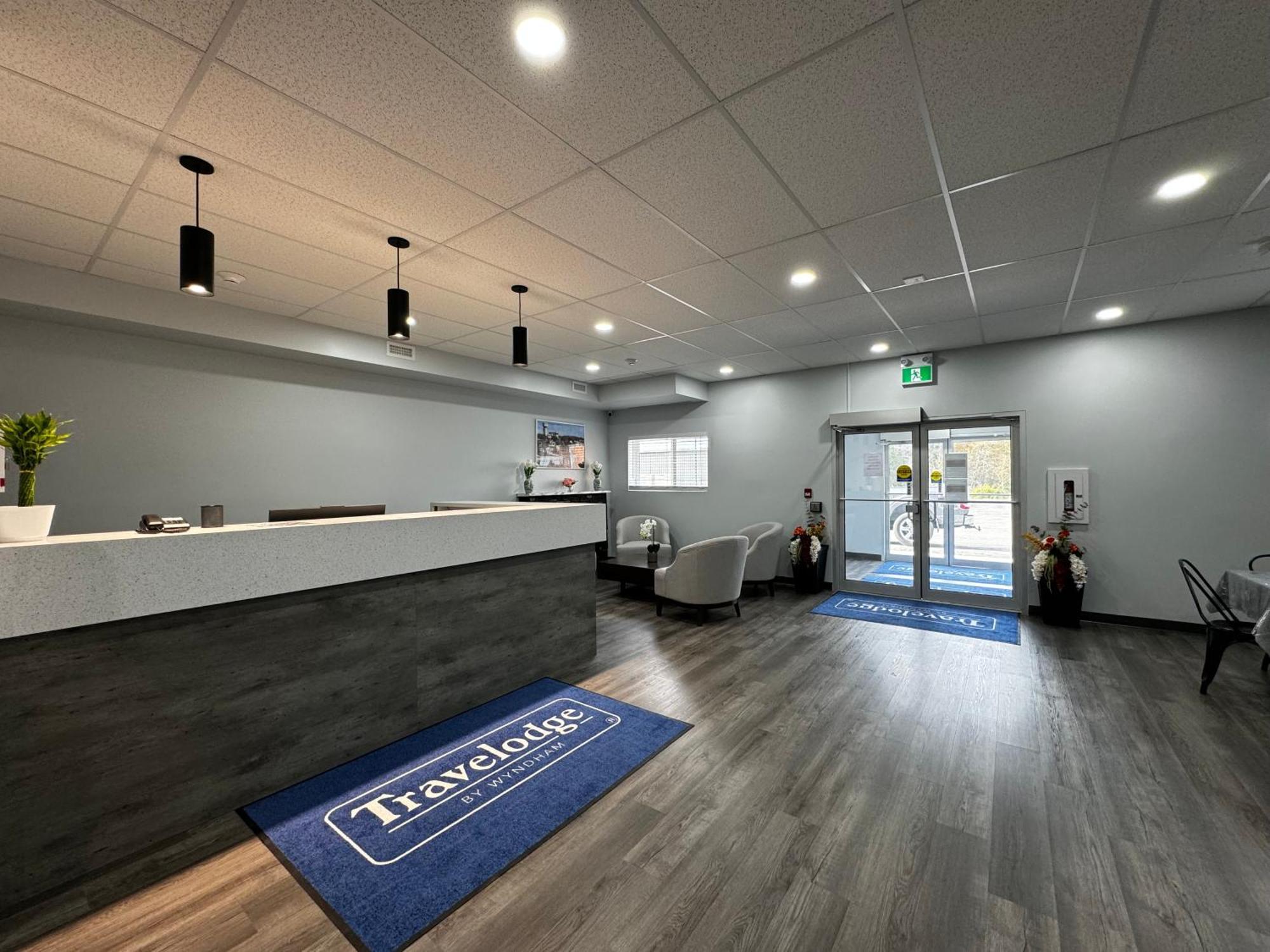 Travelodge By Wyndham Cochrane Bagian luar foto
