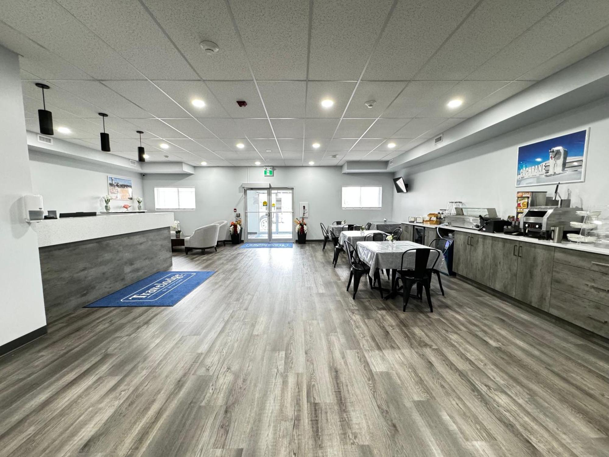 Travelodge By Wyndham Cochrane Bagian luar foto