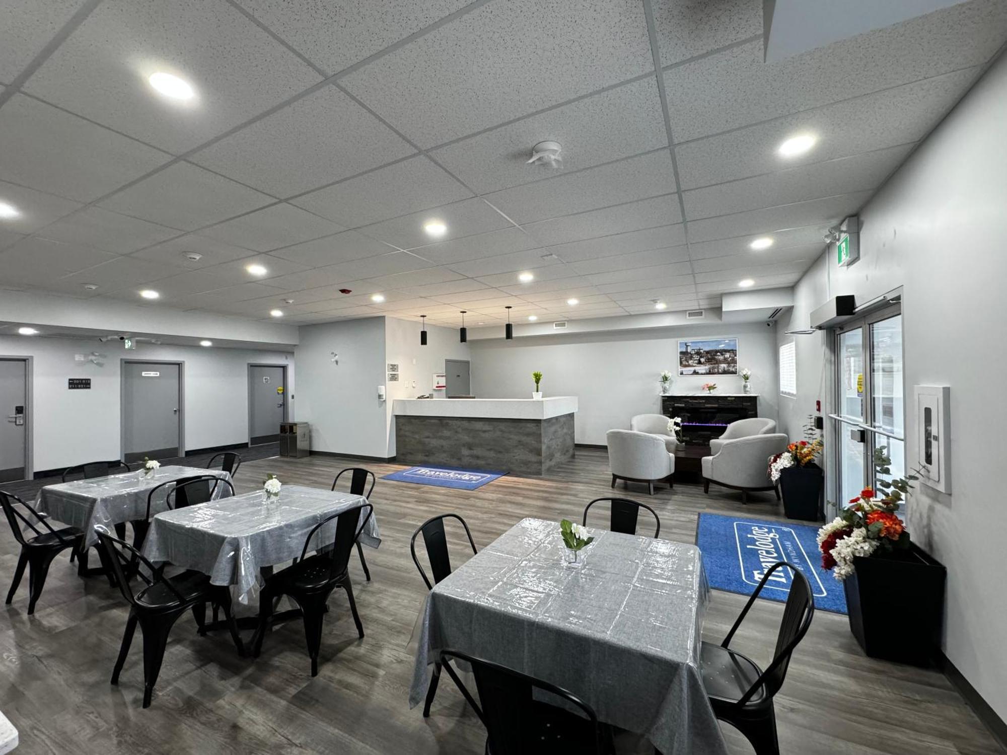 Travelodge By Wyndham Cochrane Bagian luar foto