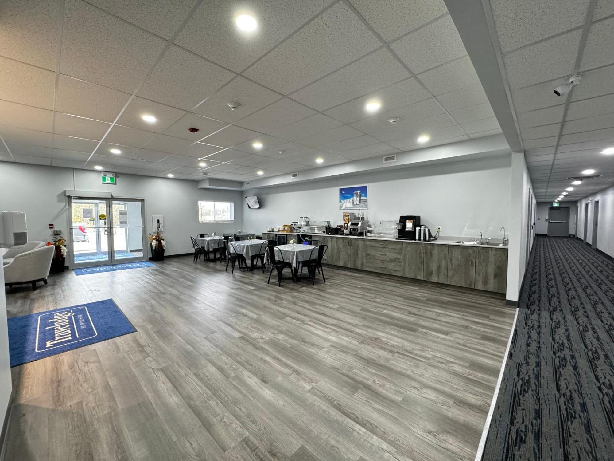 Travelodge By Wyndham Cochrane Bagian luar foto