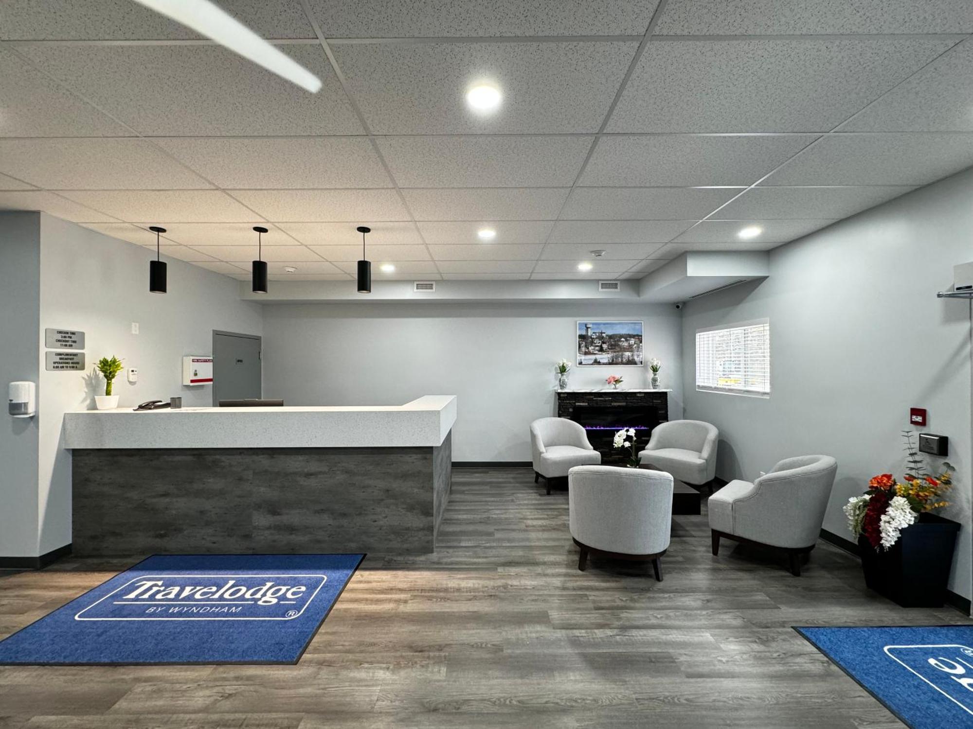 Travelodge By Wyndham Cochrane Bagian luar foto