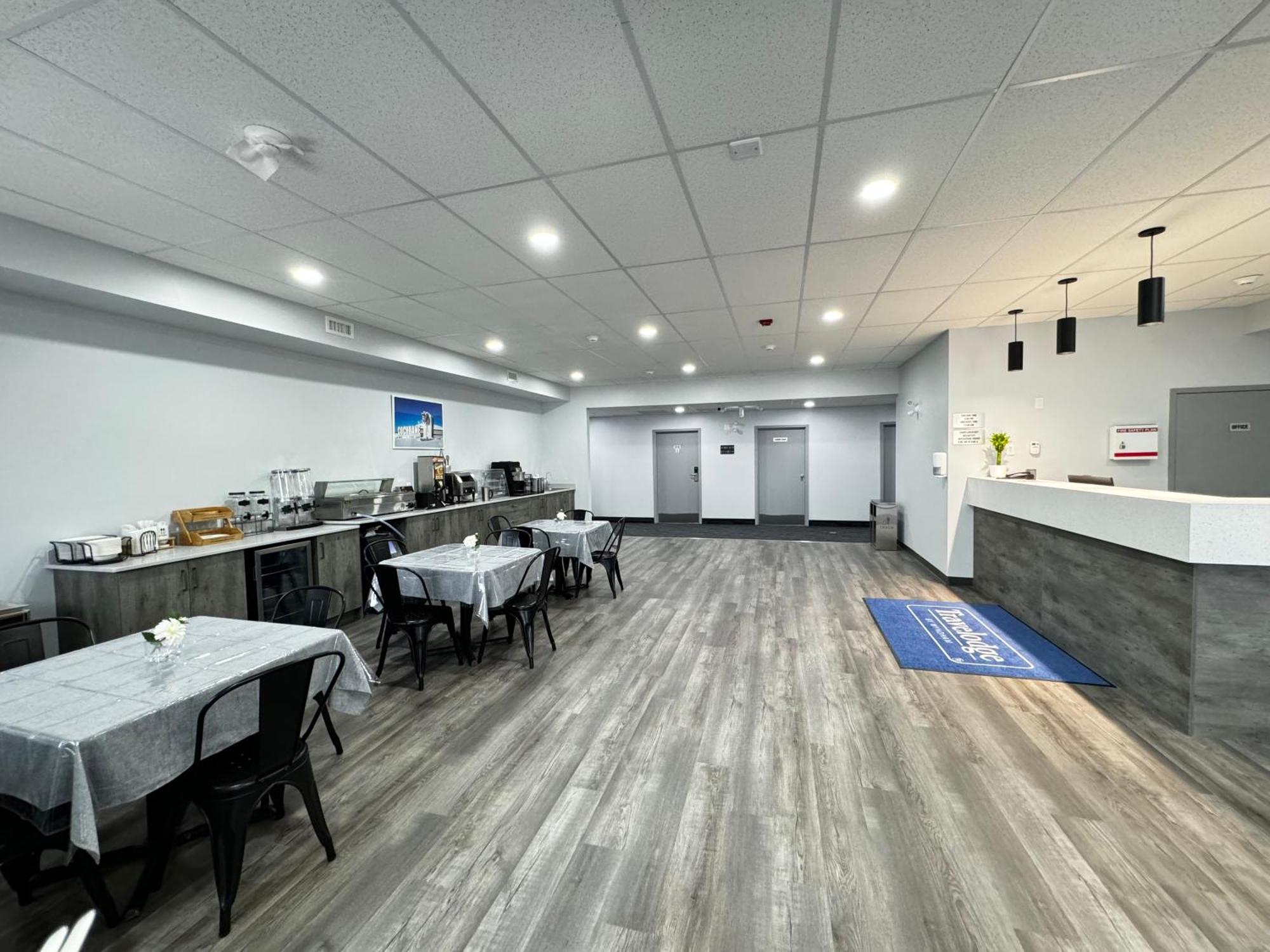 Travelodge By Wyndham Cochrane Bagian luar foto