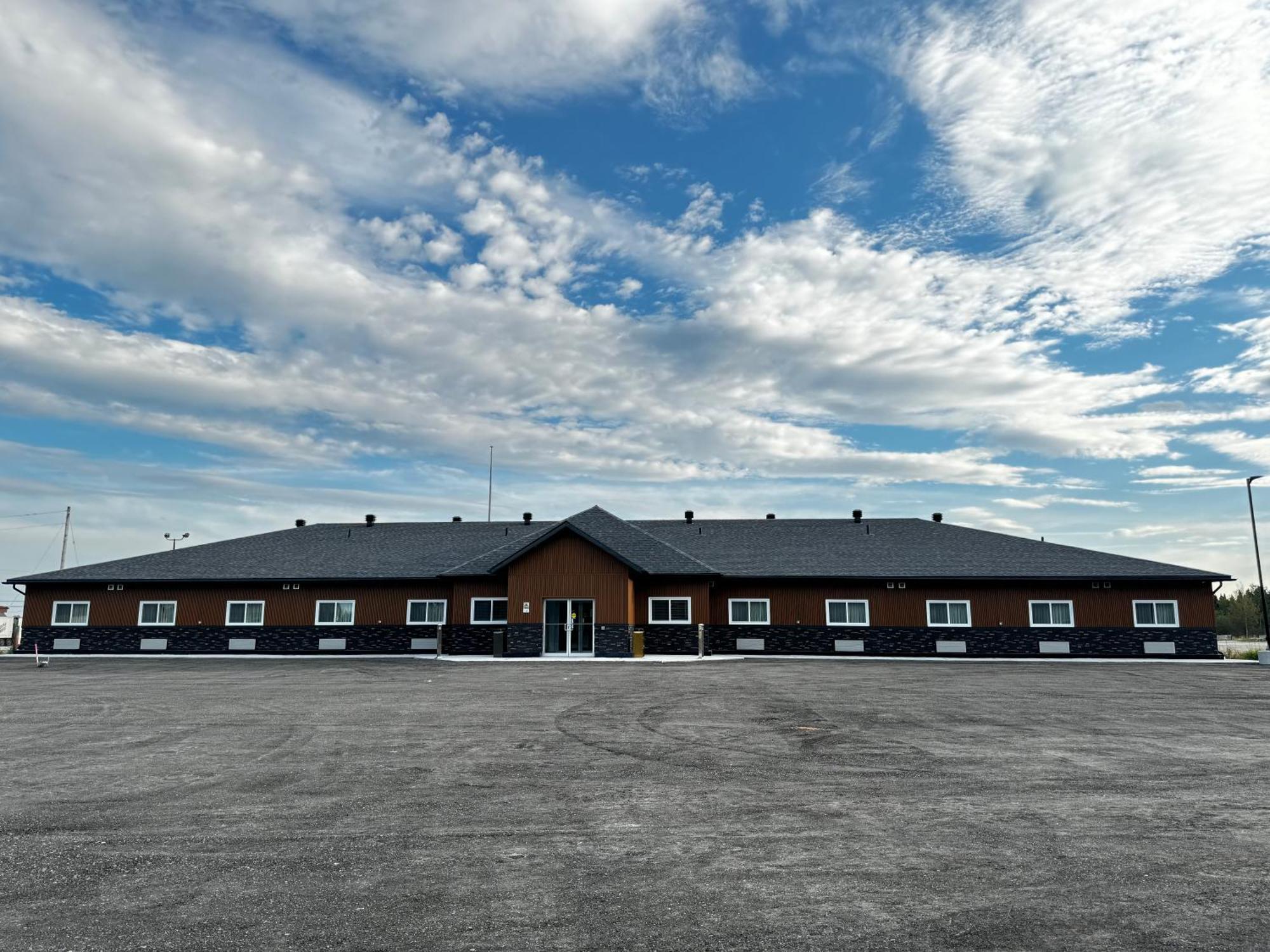 Travelodge By Wyndham Cochrane Bagian luar foto