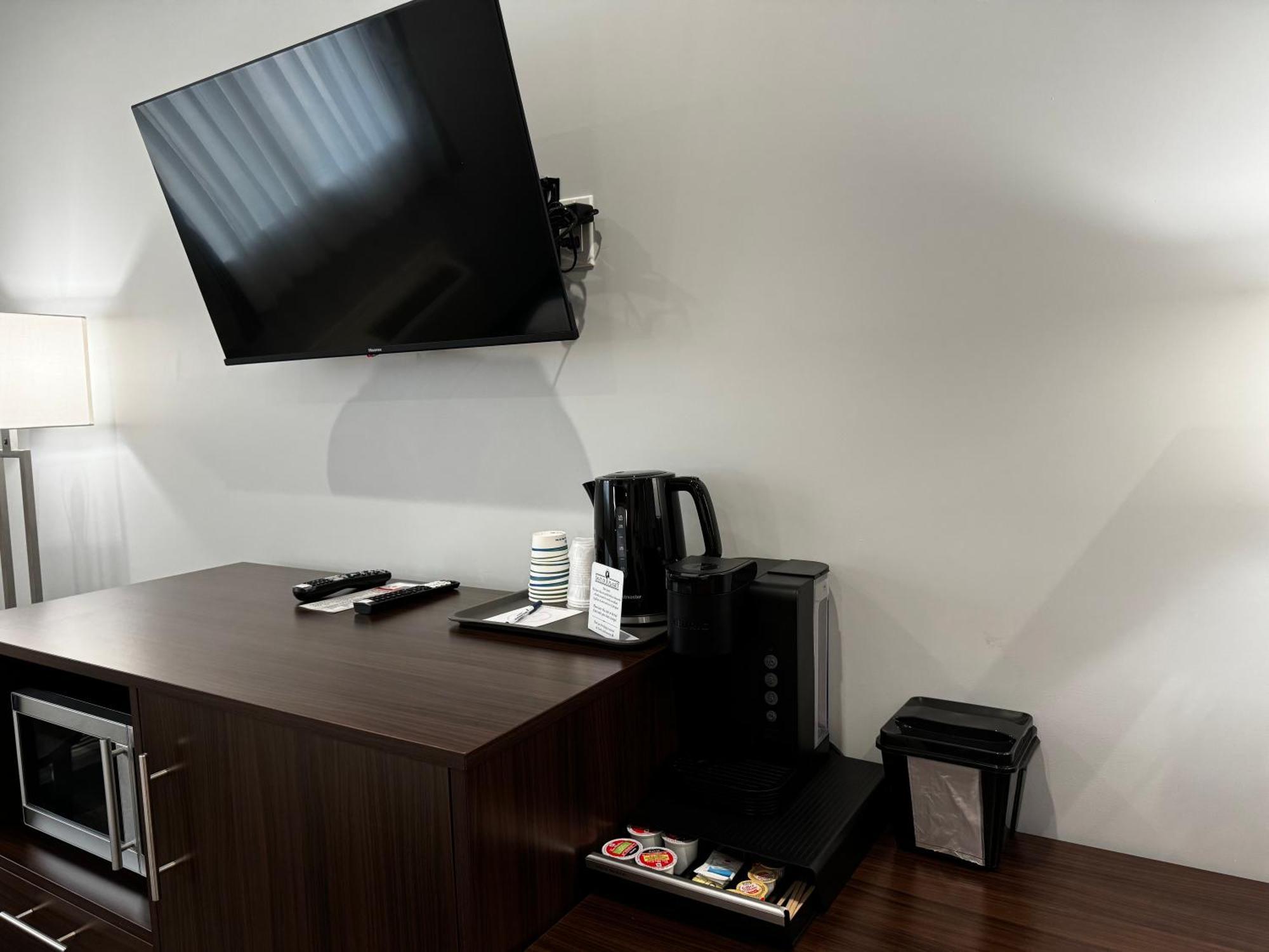Travelodge By Wyndham Cochrane Bagian luar foto