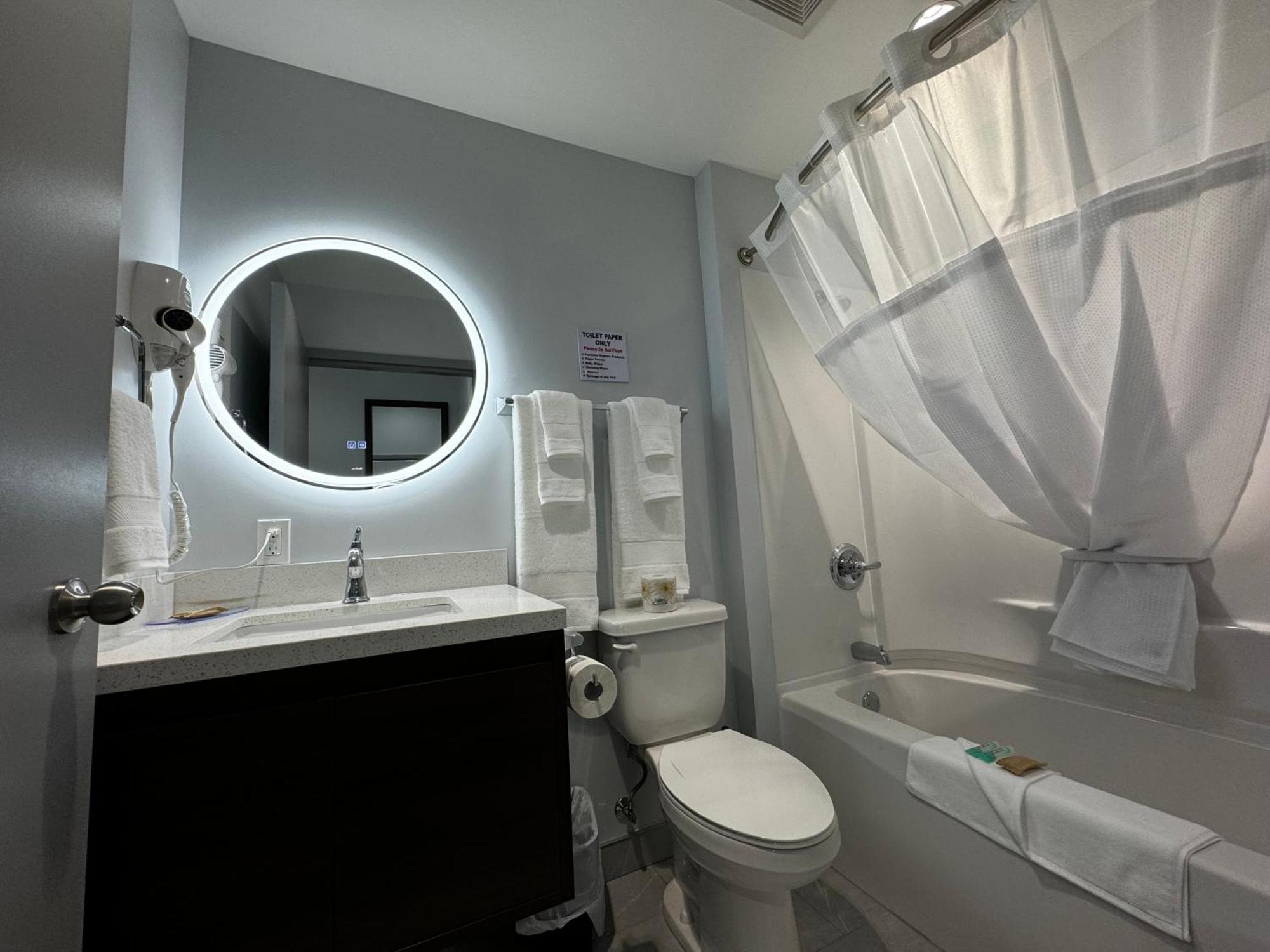 Travelodge By Wyndham Cochrane Bagian luar foto