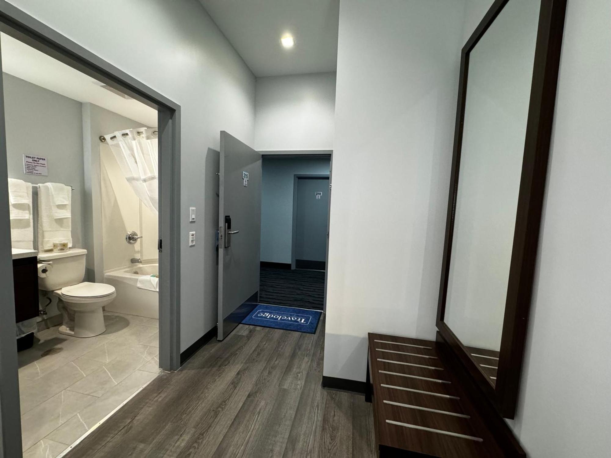 Travelodge By Wyndham Cochrane Bagian luar foto