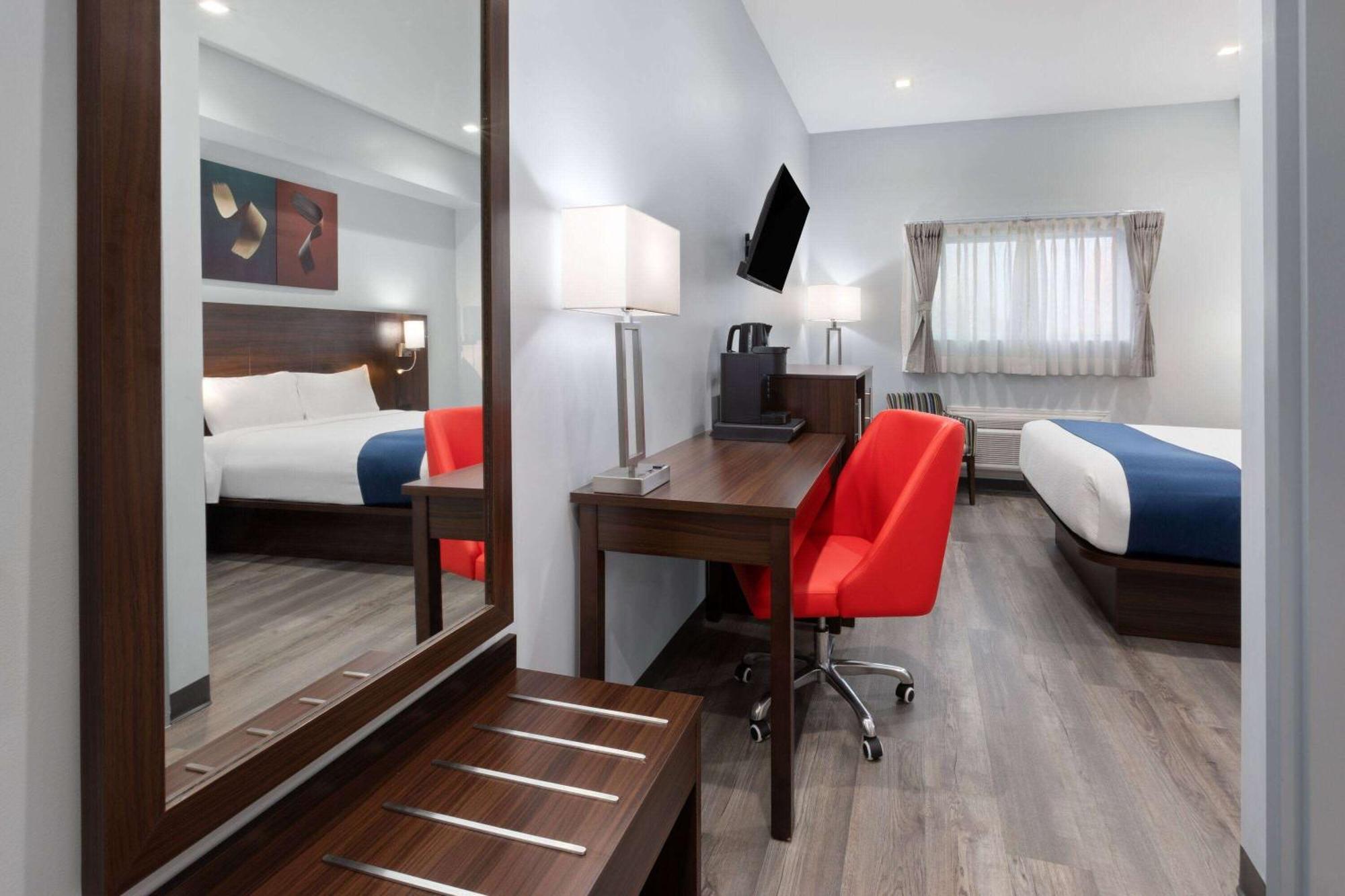 Travelodge By Wyndham Cochrane Bagian luar foto