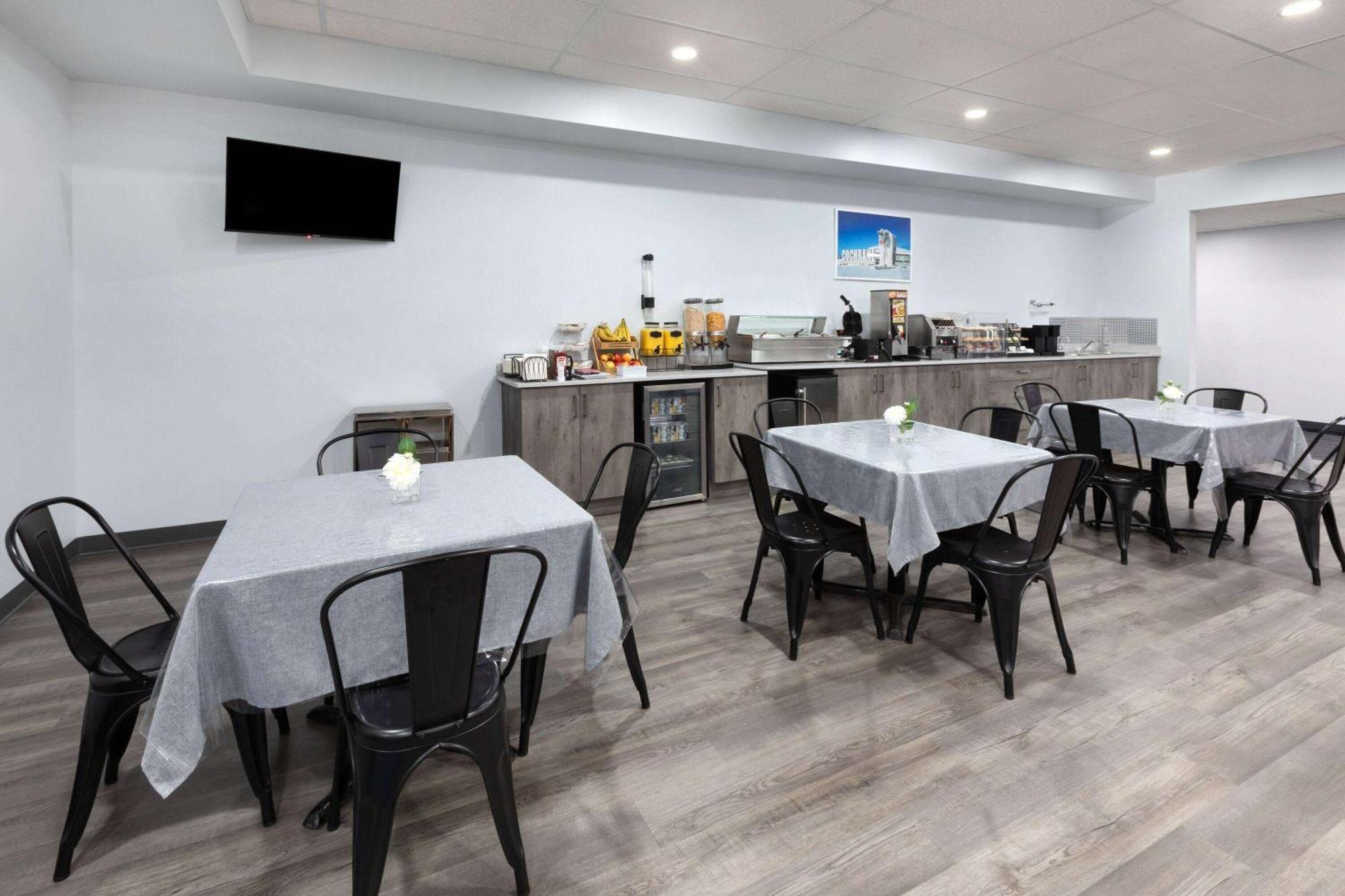 Travelodge By Wyndham Cochrane Bagian luar foto