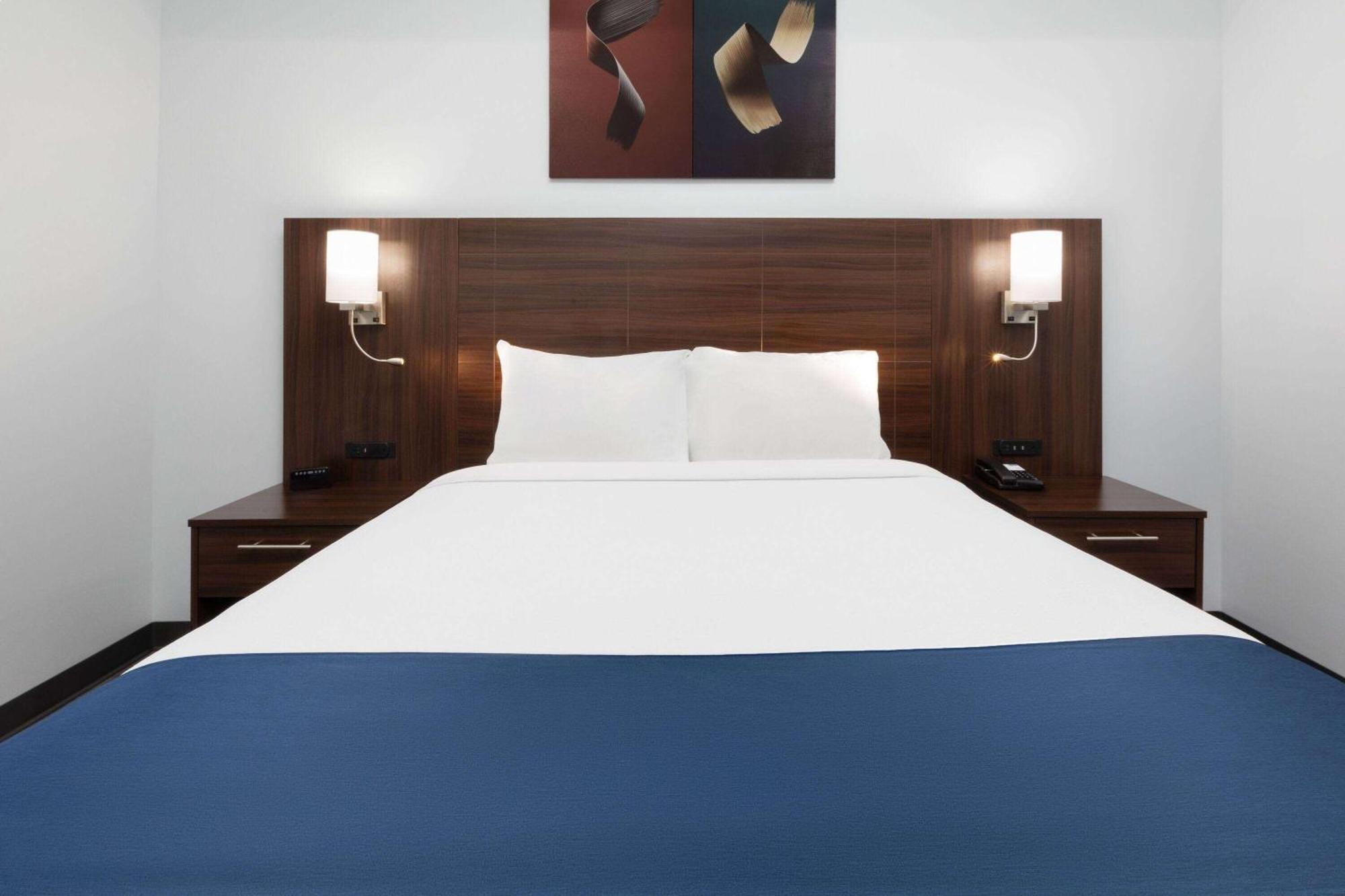 Travelodge By Wyndham Cochrane Bagian luar foto