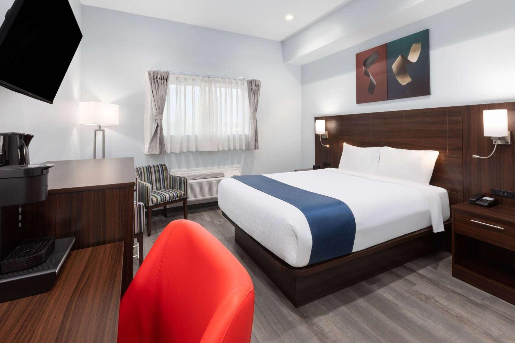 Travelodge By Wyndham Cochrane Bagian luar foto