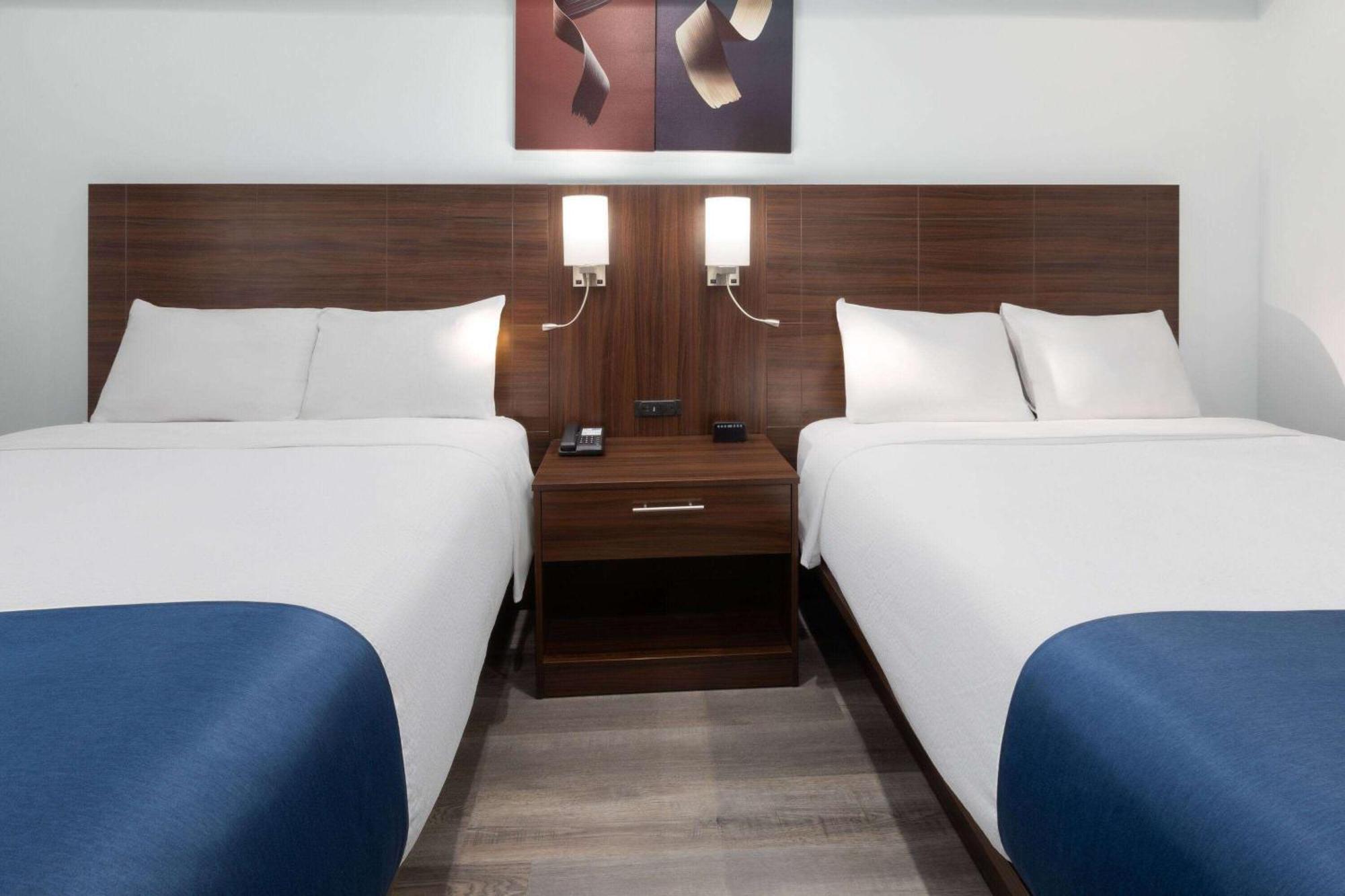 Travelodge By Wyndham Cochrane Bagian luar foto