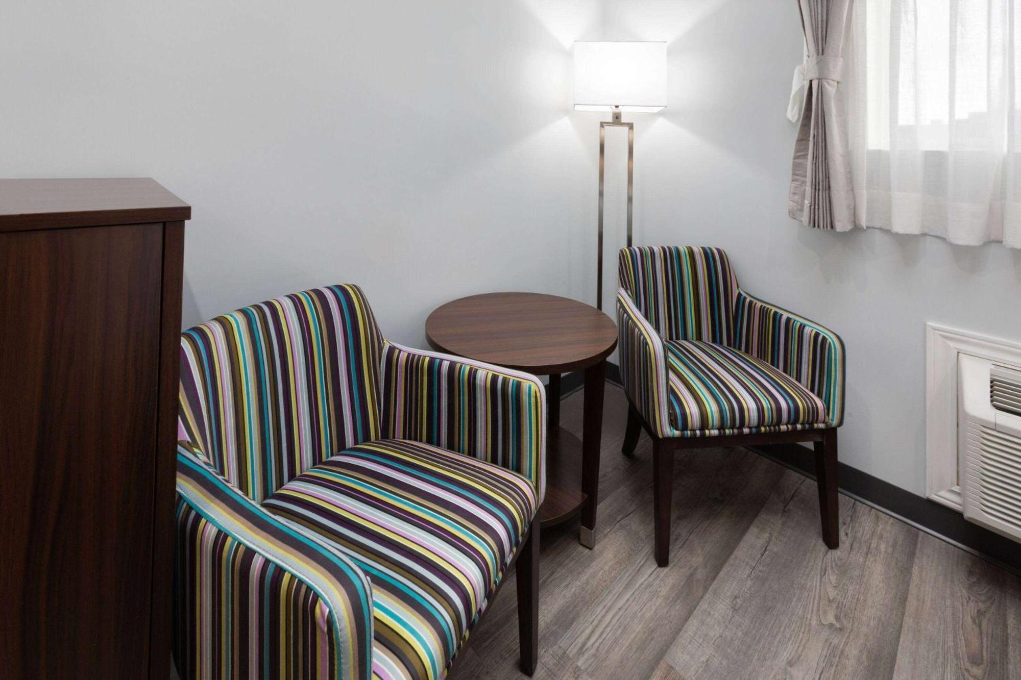 Travelodge By Wyndham Cochrane Bagian luar foto