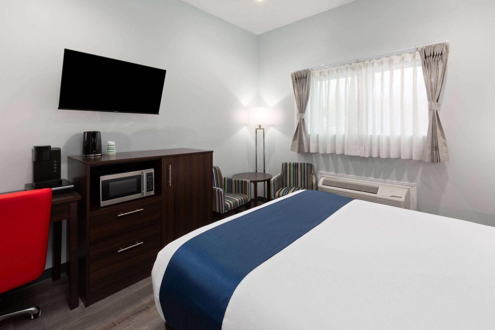Travelodge By Wyndham Cochrane Bagian luar foto