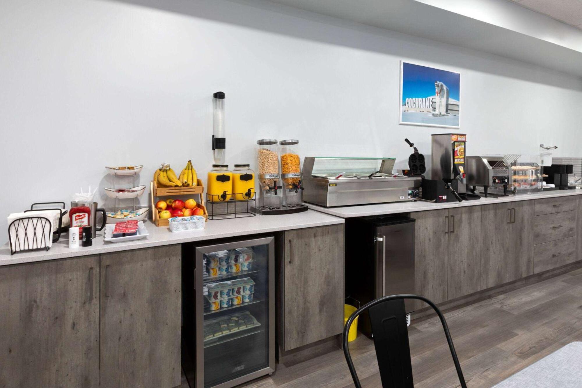 Travelodge By Wyndham Cochrane Bagian luar foto