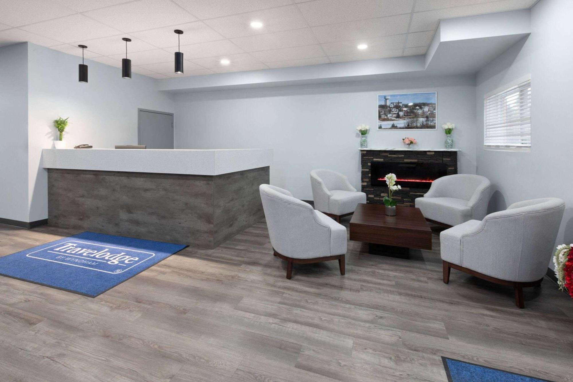 Travelodge By Wyndham Cochrane Bagian luar foto