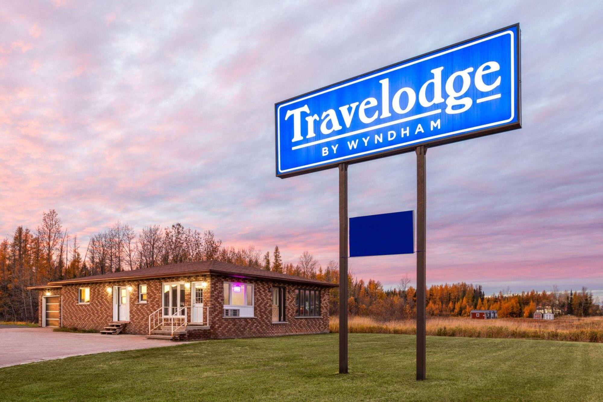 Travelodge By Wyndham Cochrane Bagian luar foto