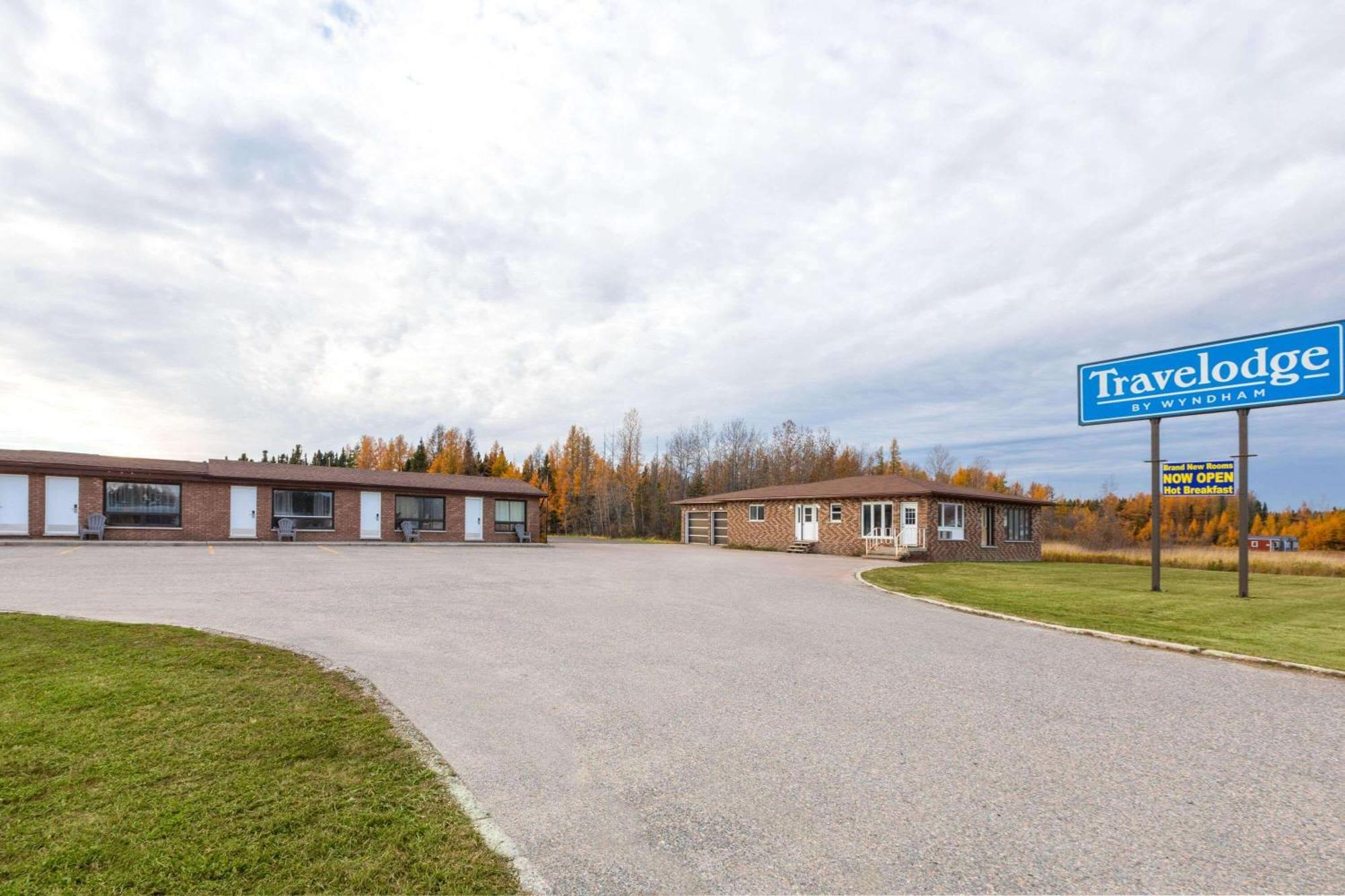 Travelodge By Wyndham Cochrane Bagian luar foto